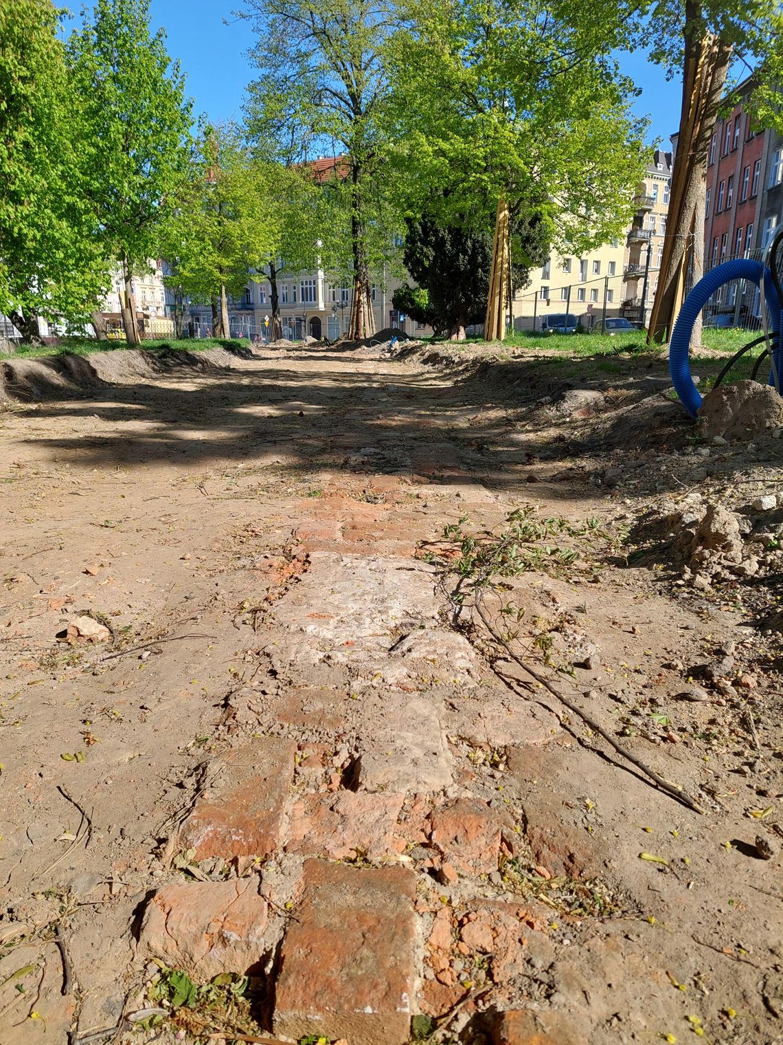 Mur obronny i średniowieczne palcówki na dawnym Manhattanie w Nysie