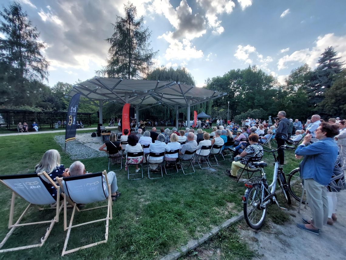 Muzyka rozbrzmiewa na Placu Paderewskiego. Nyski Dom Kultury zaprasza na kolejny koncert Muzyka rozbrzmiewa na Placu Paderewskiego. Nyski Dom Kultury zaprasza na kolejny koncert