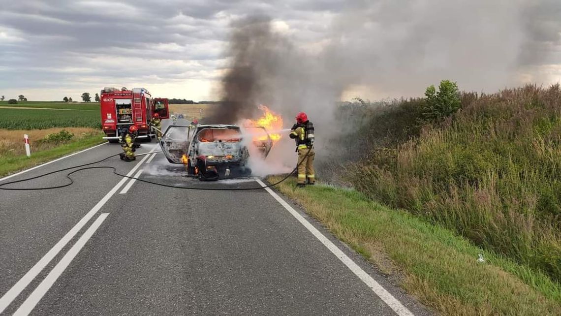 Na DK 41 Nysa – Prudnik doszczętnie spłonęło auto