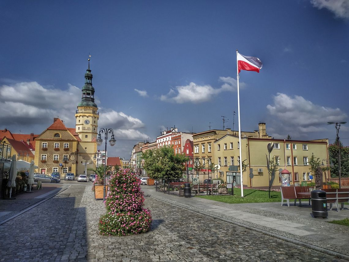 Na otmuchowskim rynku stanął maszt z flagą Polski