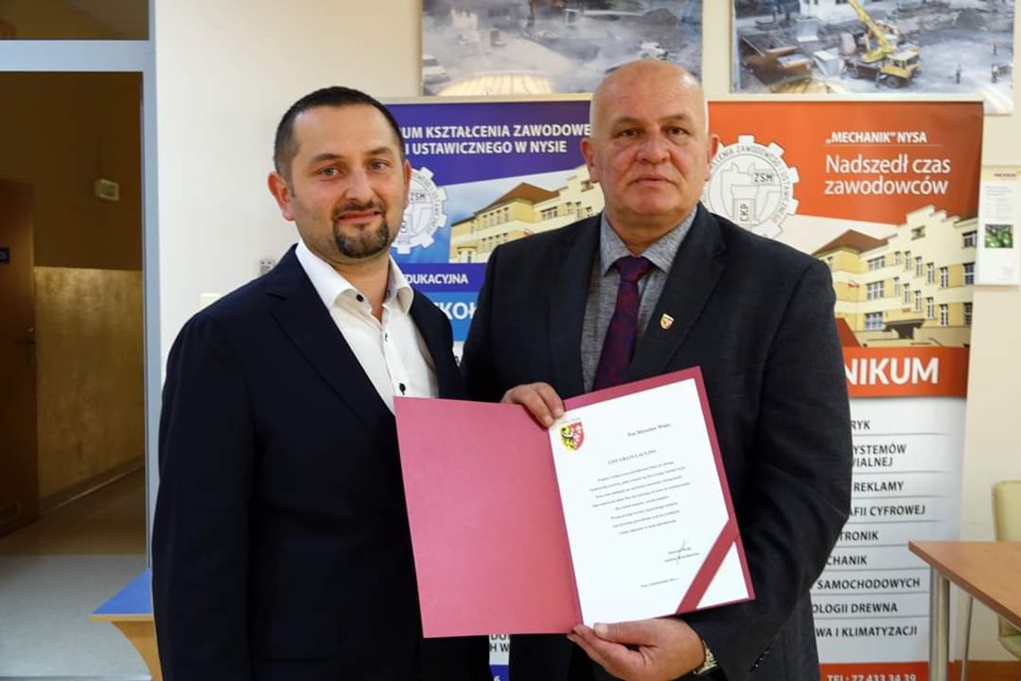 Nauczyciel z Mechanika uratował człowieka. Podziękował mu starosta nyski Nauczyciel z Mechanika uratował człowieka. Podziękował mu starosta nyski