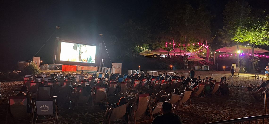 Nocne kino na plaży – trzy wieczory filmowych emocji nad Jeziorem Nyskim