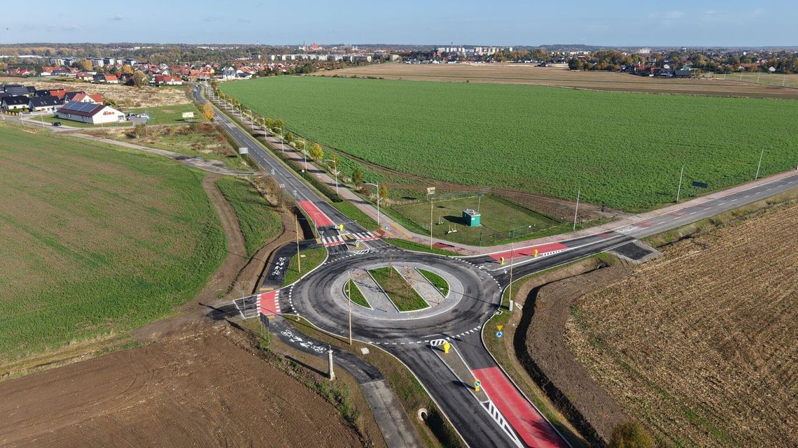 Nowe rondo i ścieżka pieszo-rowerowa gotowe! A to nie koniec projektu. Nowe rondo i ścieżka pieszo-rowerowa gotowe! A to nie koniec projektu.