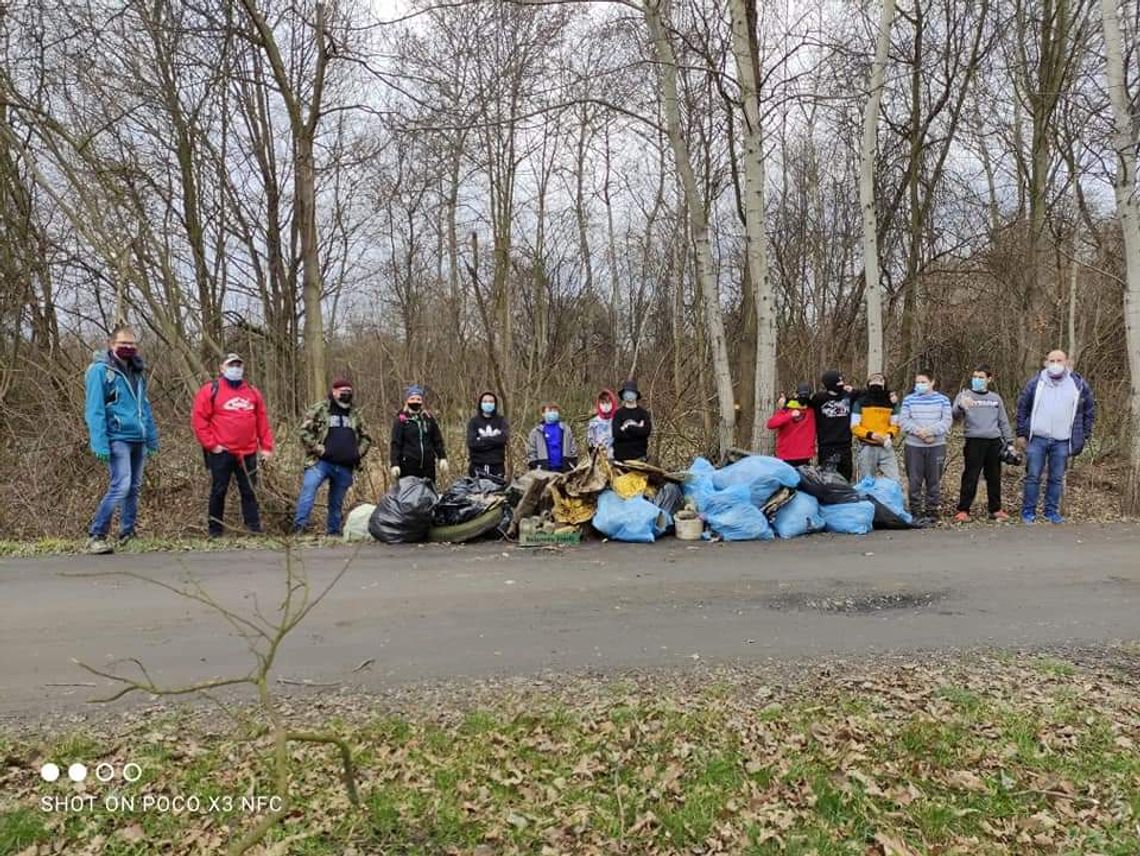 Nysanie dalej sprzątają miasto. Zebrali prawie 200 worków śmieci!