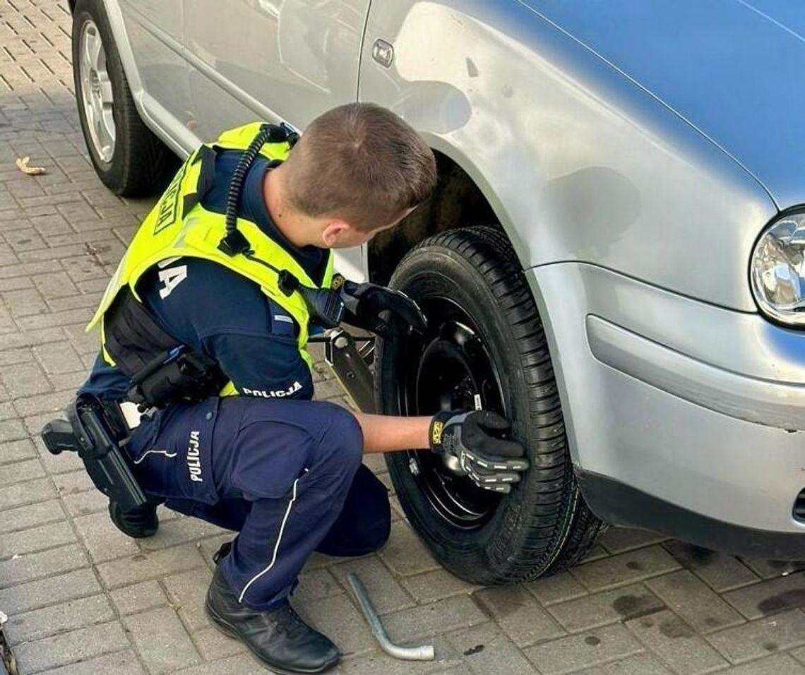 Nyscy policjanci pomogli kobiecie wymienić uszkodzone koło