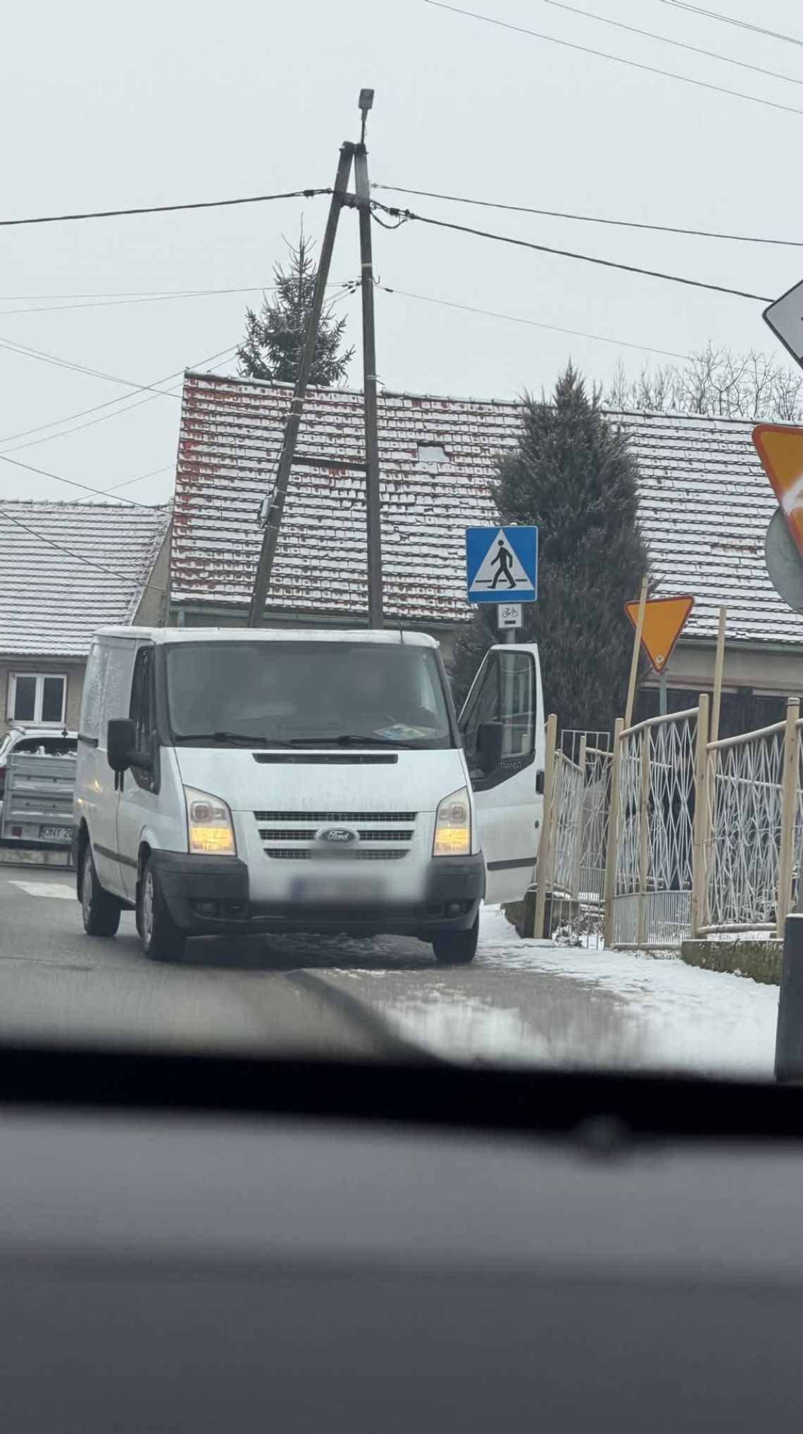 Obcy samochód i nieznani ludzie. Mieszkańcy zgłaszają niepokojące sytuacje. Urząd ostrzega