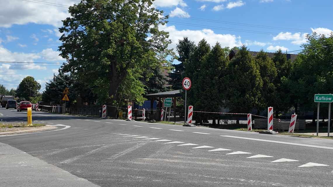 Odcinkowe utrudnienia przy ul. 3 Maja. Trwają naprawy po powodzi. Odcinkowe utrudnienia przy ul. 3 Maja. Trwają naprawy po powodzi.