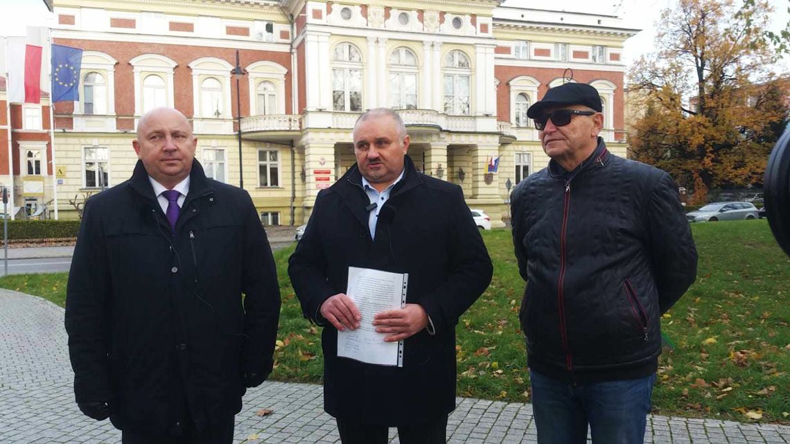 Opozycja żąda głowy starosty