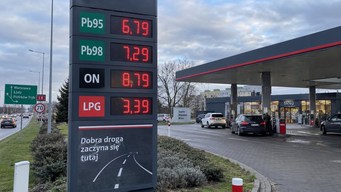 Pełny bak droższy nawet o 78 zł. Nowa prognoza cen paliw mocno uderza w kierowców