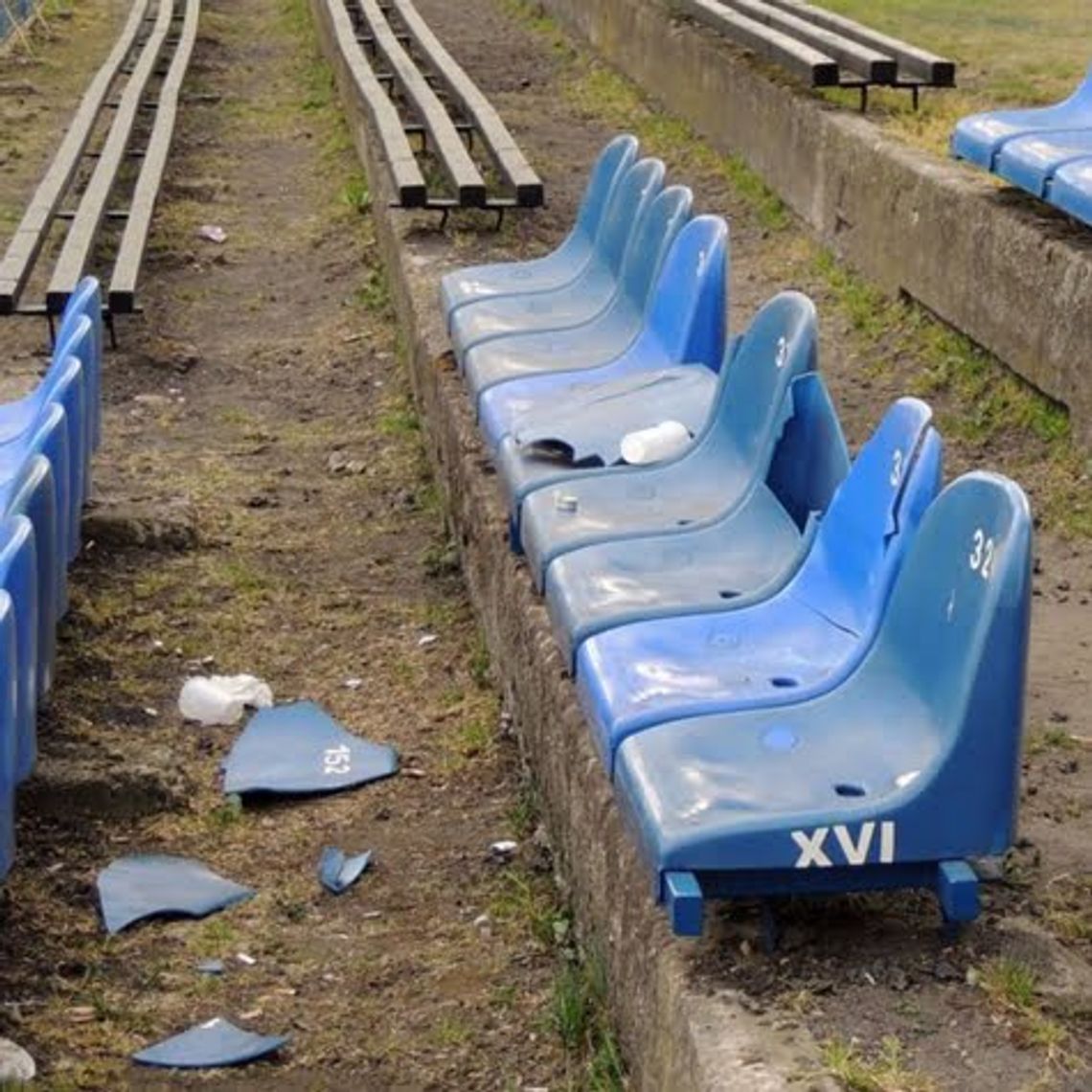 Pijany 20 - latek zniszczył krzesełka na stadionie