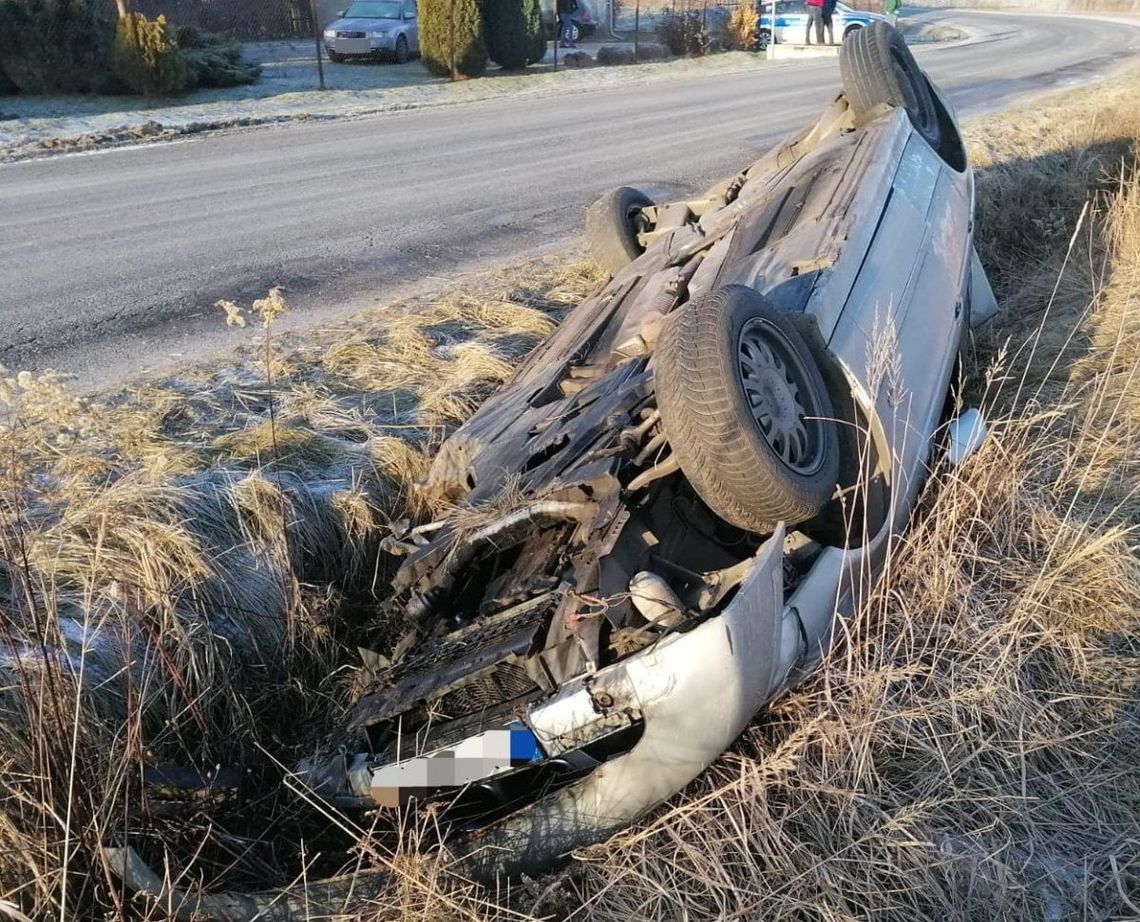 Pijany kierowca BMW wjechał do rowu. Jechało z nim trzech pijanych pasażerów