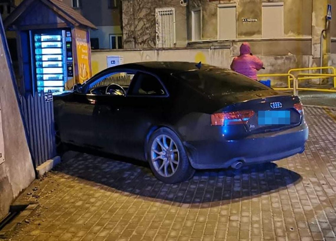 Pijany kierowca bmw wjechał w przydrożną latarnię