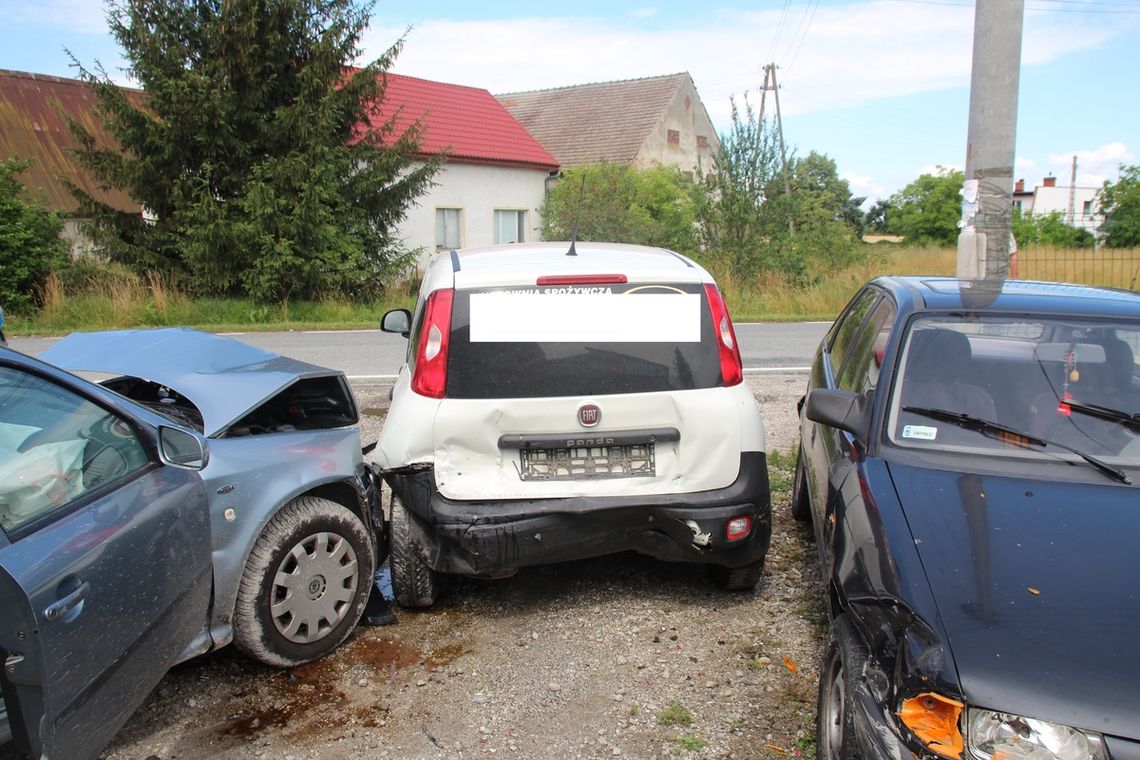 Pijany kierowca prawie potrącił pieszego i wjechał w zaparkowany samochód