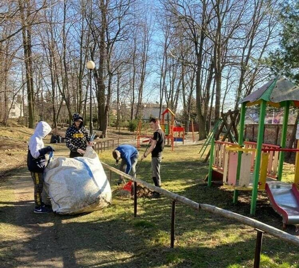 Podopieczni MOW-u sprzątali w parku Księży Werbistów w Nysie