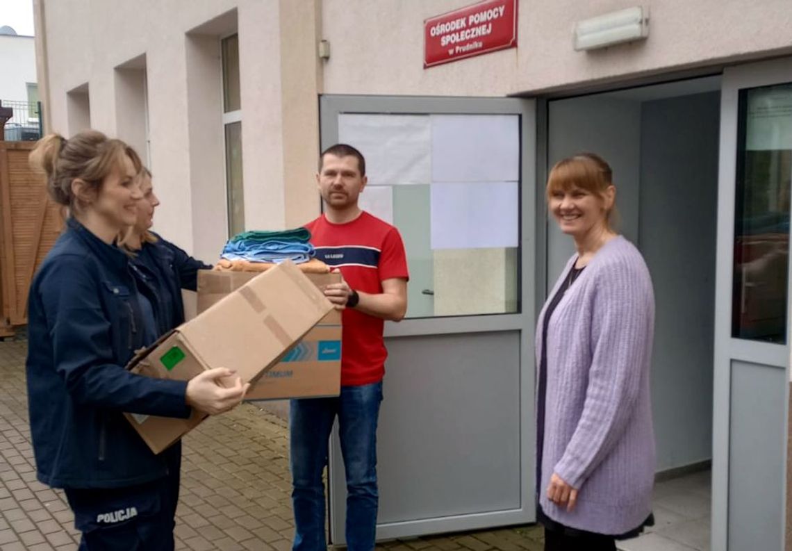 Policjanci przekazali odzież potrzebującym