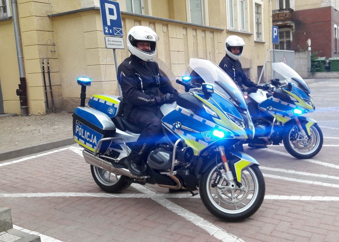 Policjanci z nowymi motocyklami