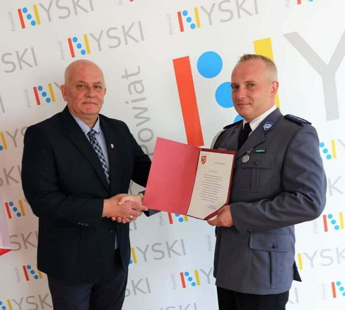 Policjant uratował małżeństwo z płonącego domu