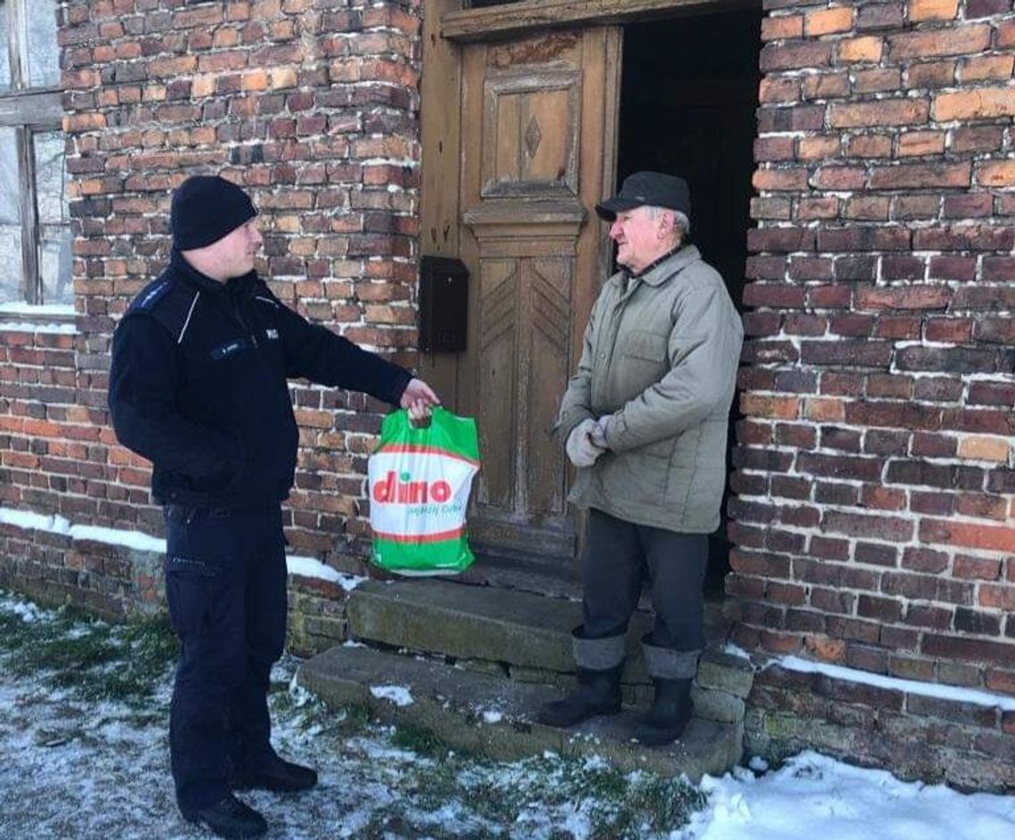 Policjant zrobił zakupy potrzebującemu mężczyźnie za własne pieniądze