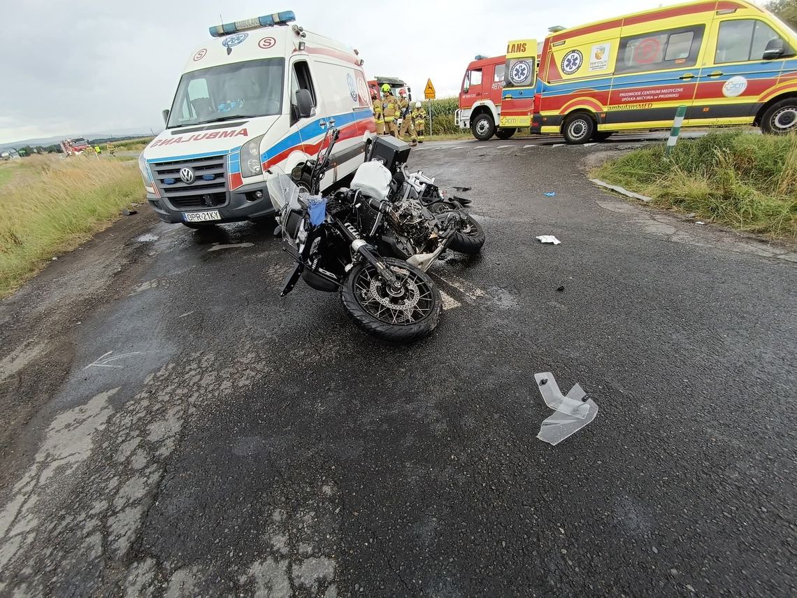 Poważny wypadek na DK41. Motocykl zderzył się z osobówką, trzy osoby w szpitalu