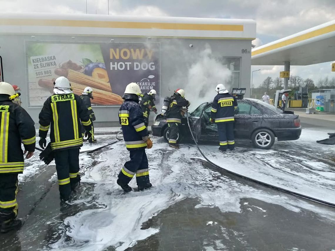 Pożar auta na stacji benzynowej