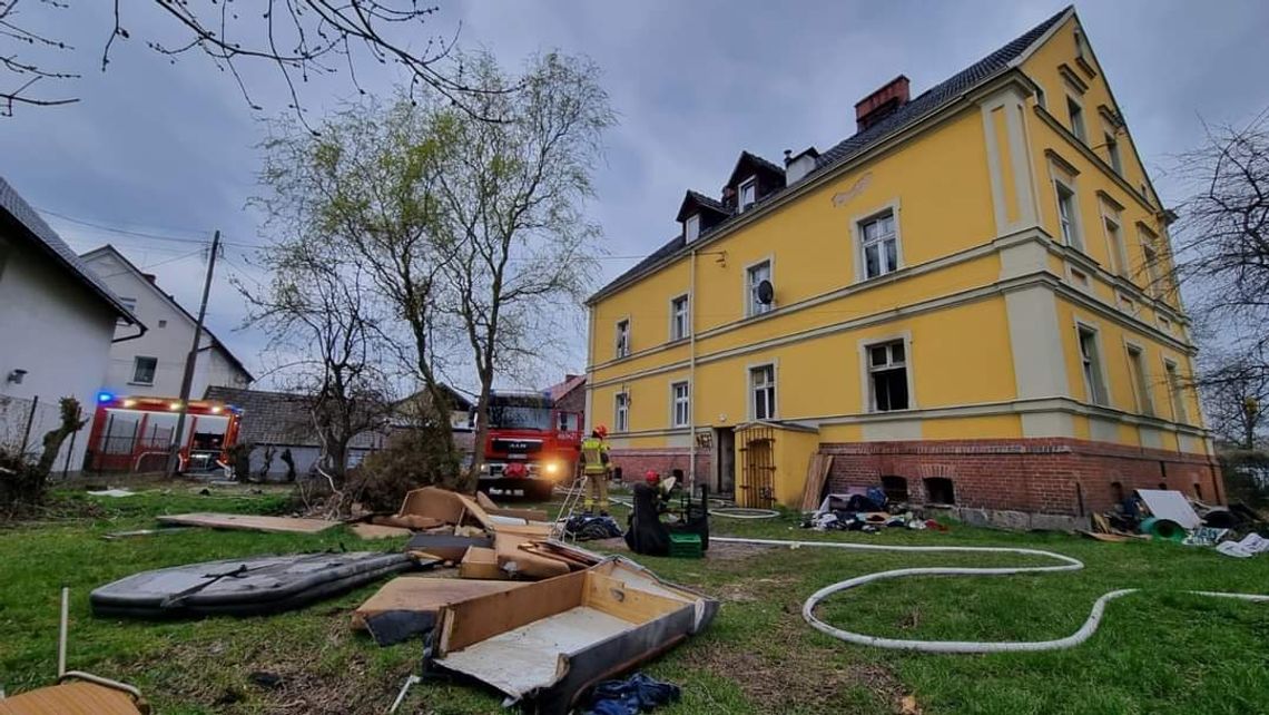 Pożar budynku wielorodzinnego na ul. Krawieckiej. Jedna osoba trafiła do szpitala