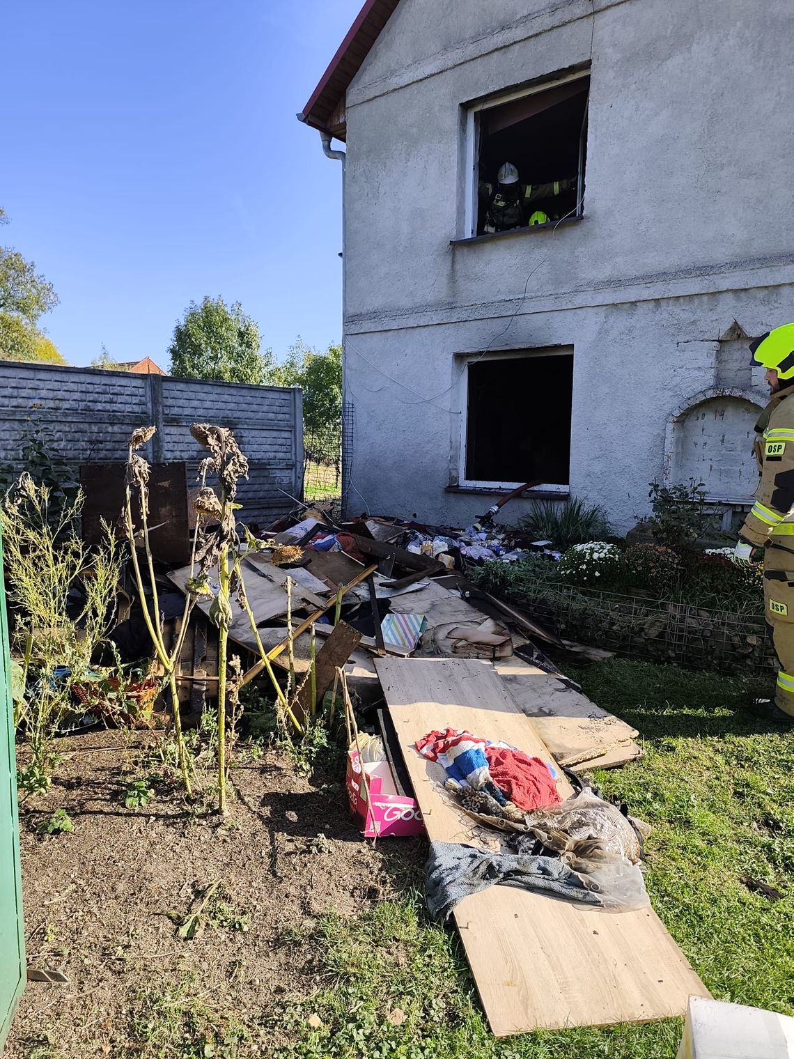 Pożar domu jednorodzinnego w Makowicach. Osiem zastępów straży w akcji Pożar domu jednorodzinnego w Makowicach. Osiem zastępów straży w akcji
