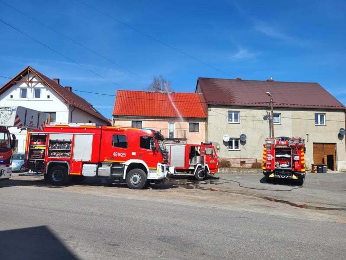 Pożar poddasza w domu wielorodzinnym