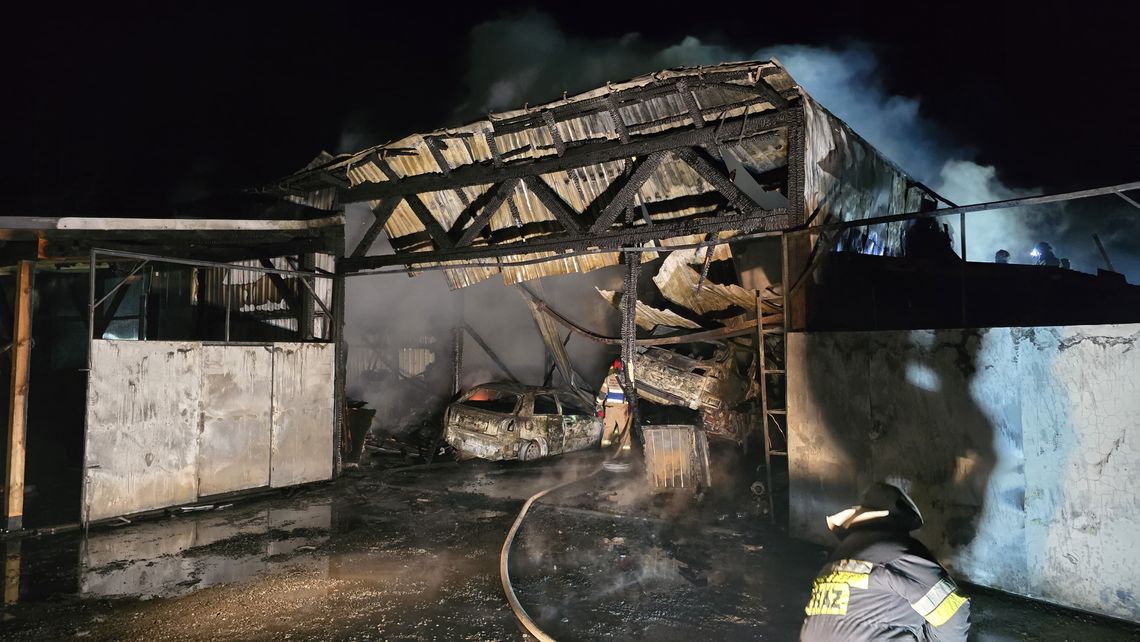Pożar warsztatu samochodowego z dwoma autami wewnątrz