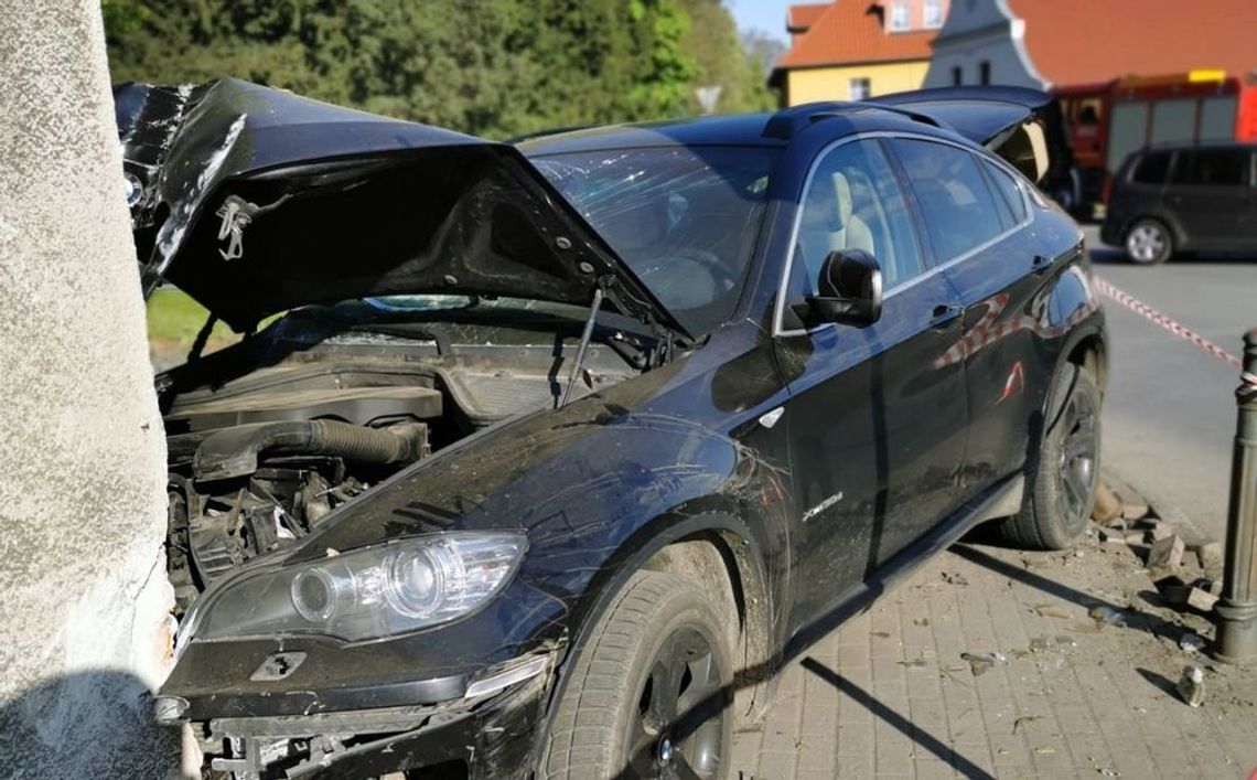 Rozbił kradzione BMW... i sam zgłosił się na policję