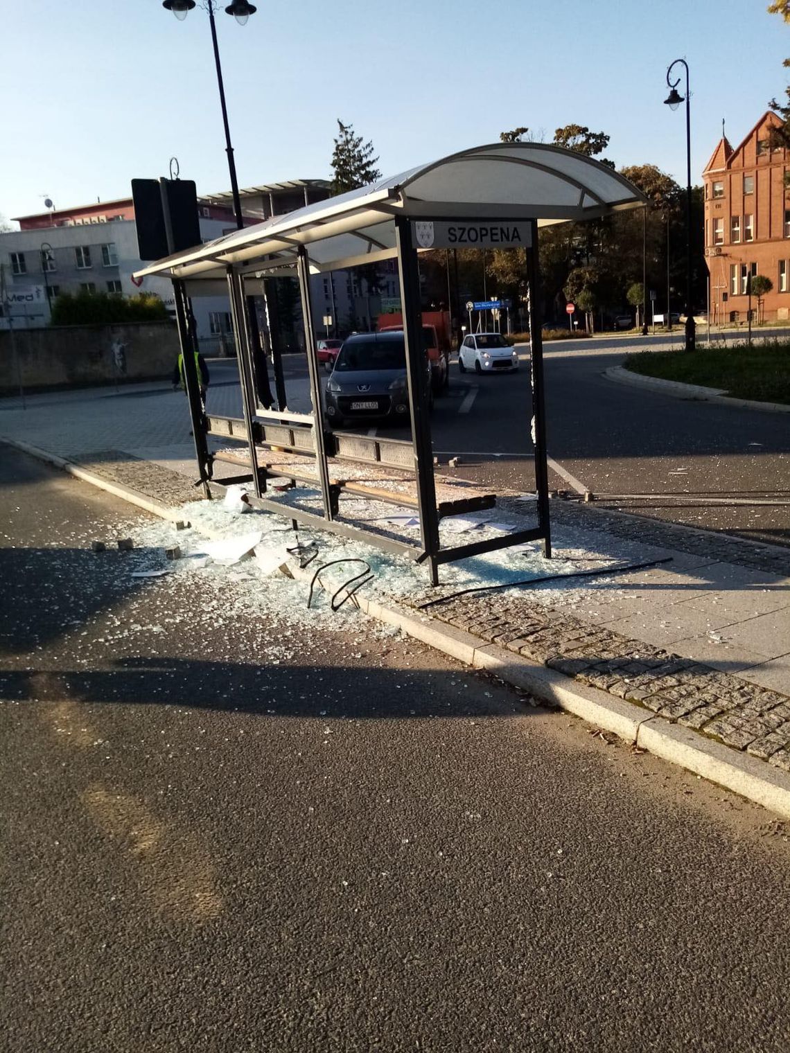 Rozwalili wiatę autobusową przy ul. Szopena