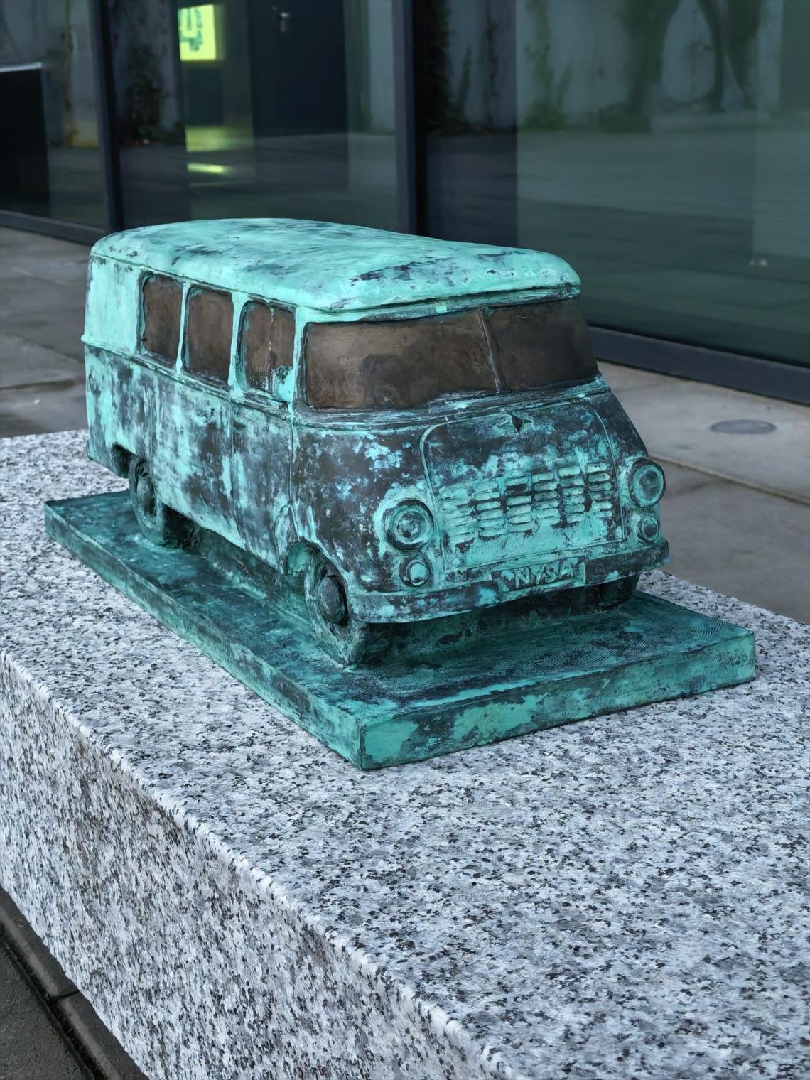 Rzeźba kultowej Nyski stanęła przy Dekadzie