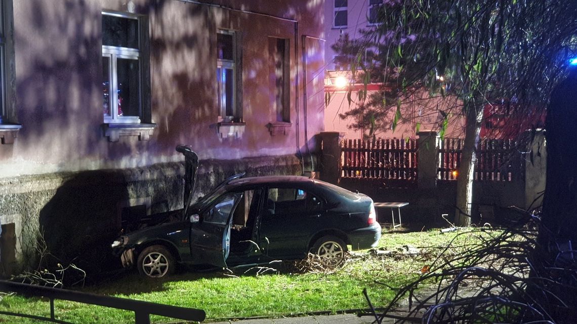 Samochód przebił płot, wjechał na posesję i zatrzymał się na budynku