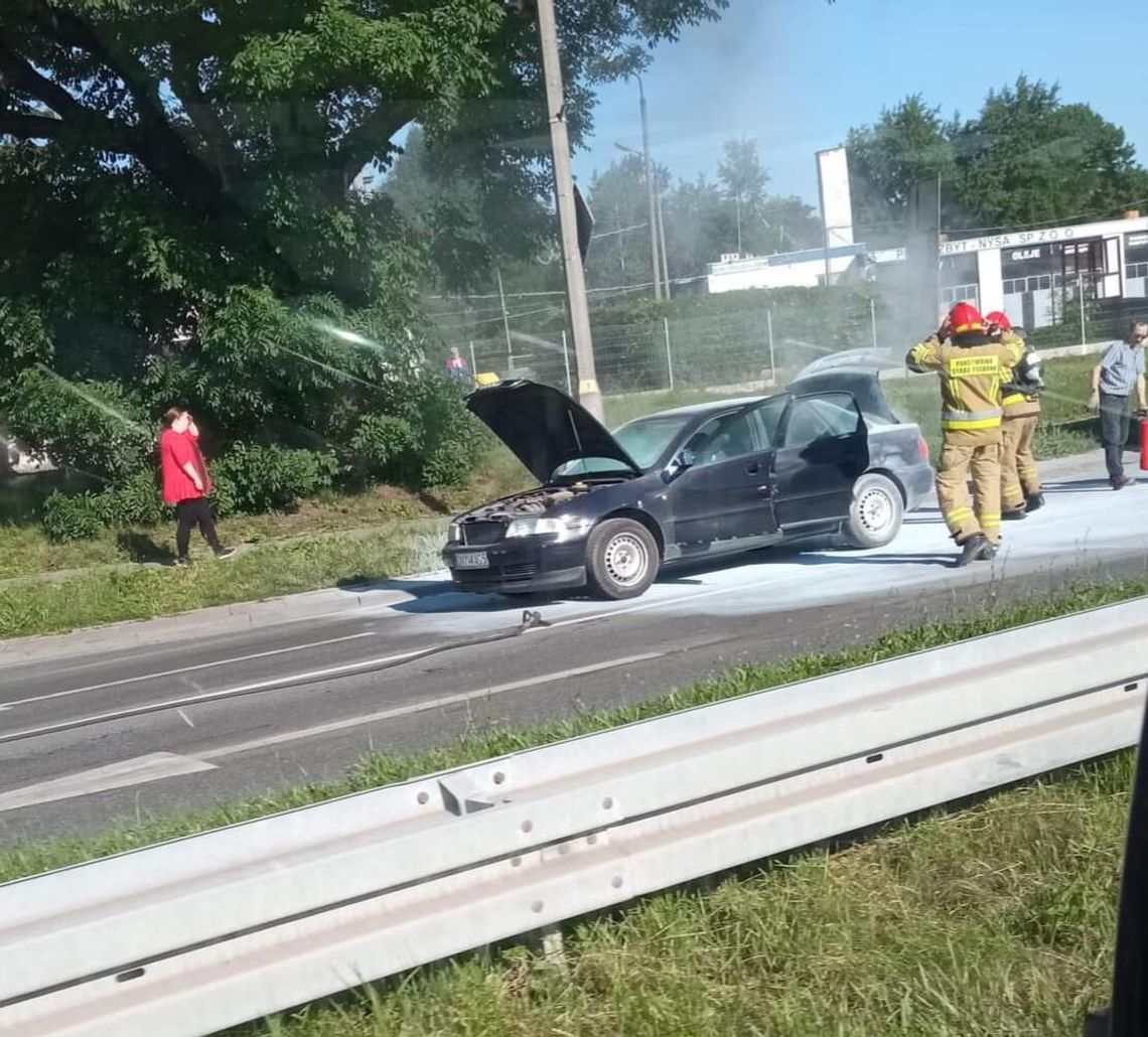 Samochód stanął w ogniu naprzeciwko stacji benzynowej