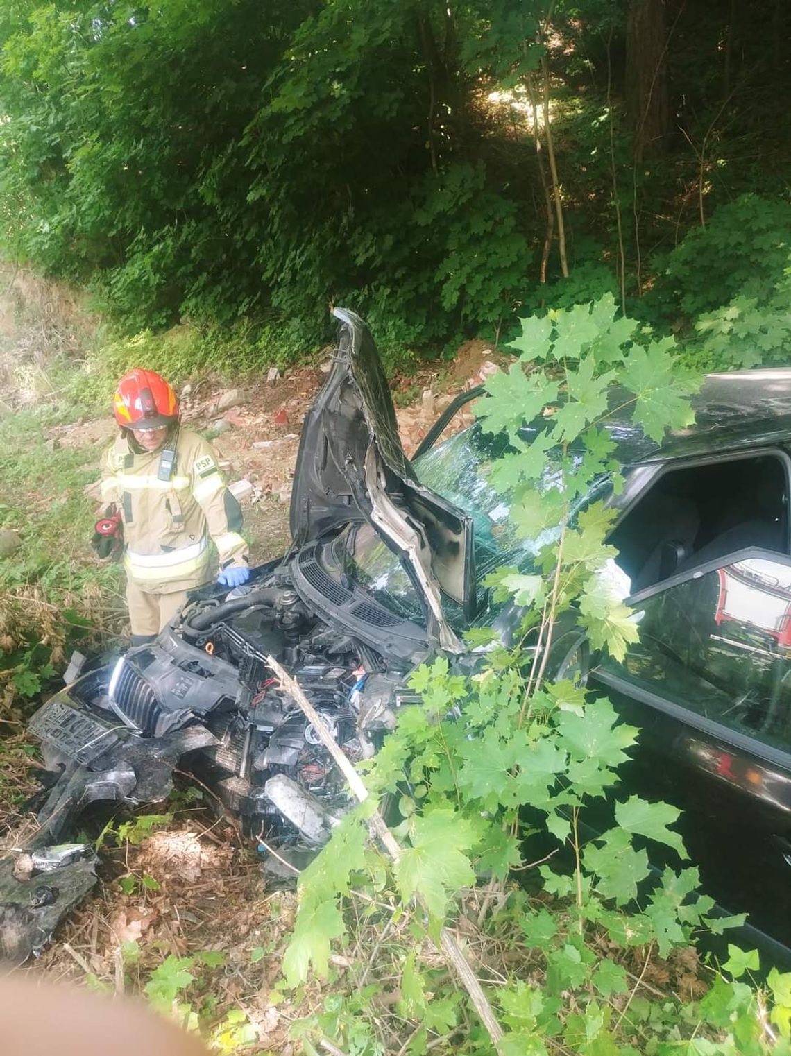 Samochód uderzył w drzewo. Groźny wypadek pod Nysą