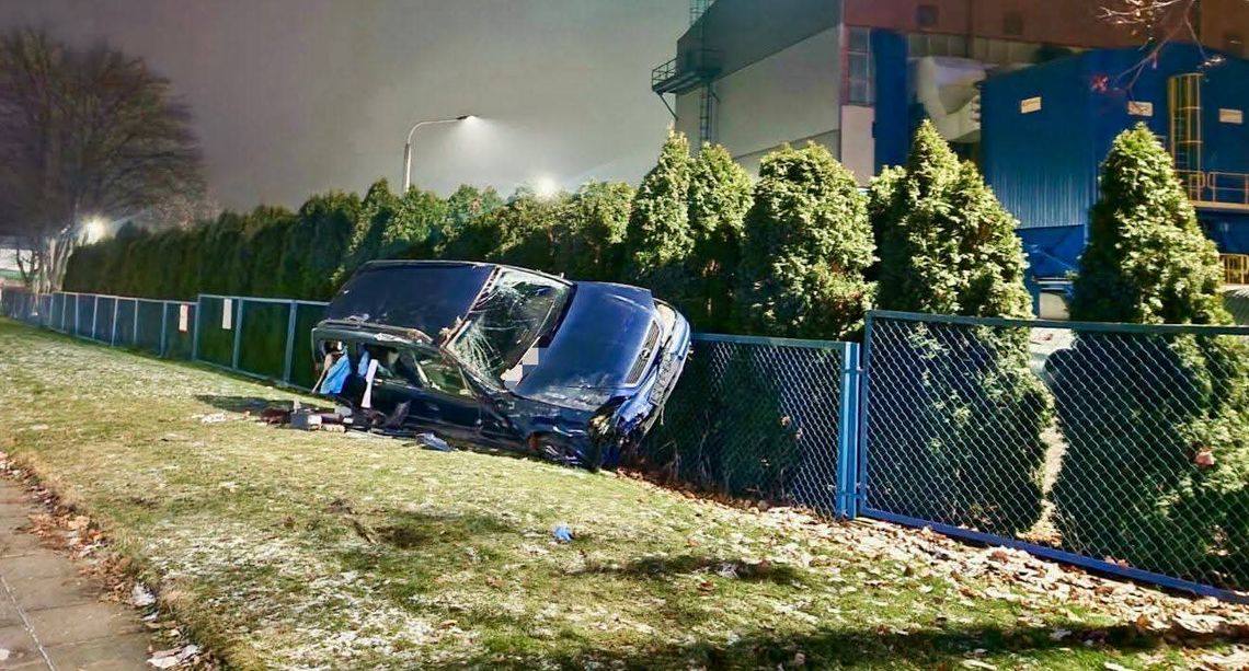 Samochód uderzył w latarnię i zatrzymał się na płocie. Groźne zdarzenie przy ul. Jagiellońskiej Samochód uderzył w latarnię i zatrzymał się na płocie. Groźne zdarzenie przy ul. Jagiellońskiej