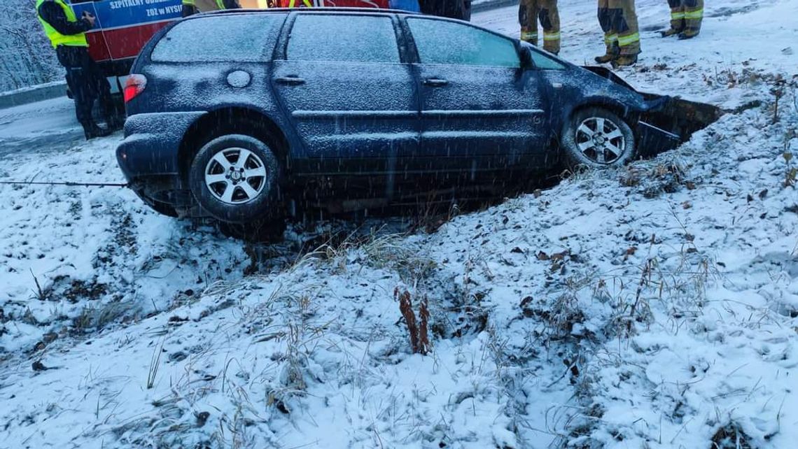 Samochód uderzył w przepust drogowy