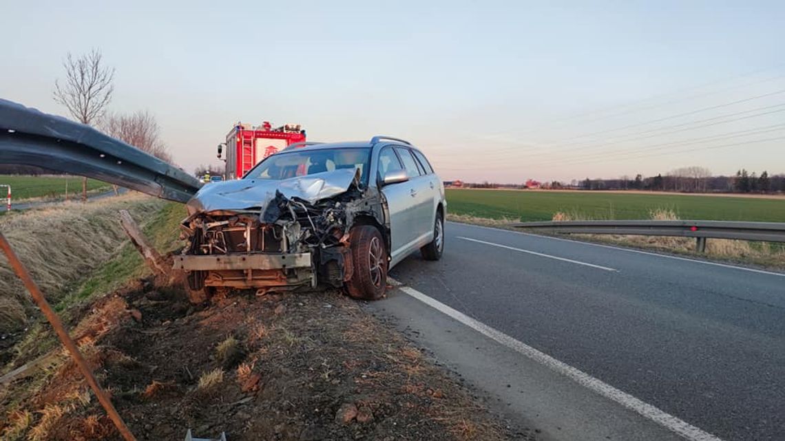 Samochód uderzył w przydrożną barierkę