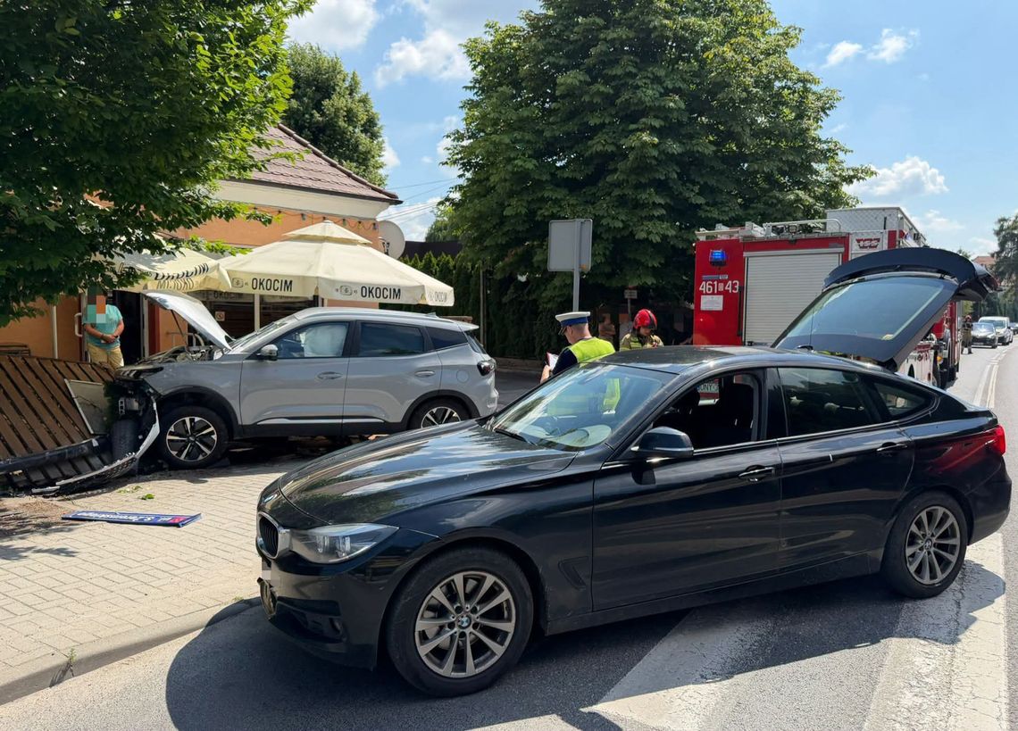 Samochód wjechał w ogródek piwny. 33-letnia kierująca trafiła do szpitala Samochód wjechał w ogródek piwny. 33-letnia kierująca trafiła do szpitala