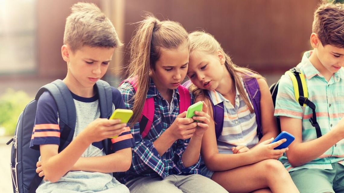 Smartfony w szkołach. Wiemy, co rodzice sądzą o zakazie korzystania z nich