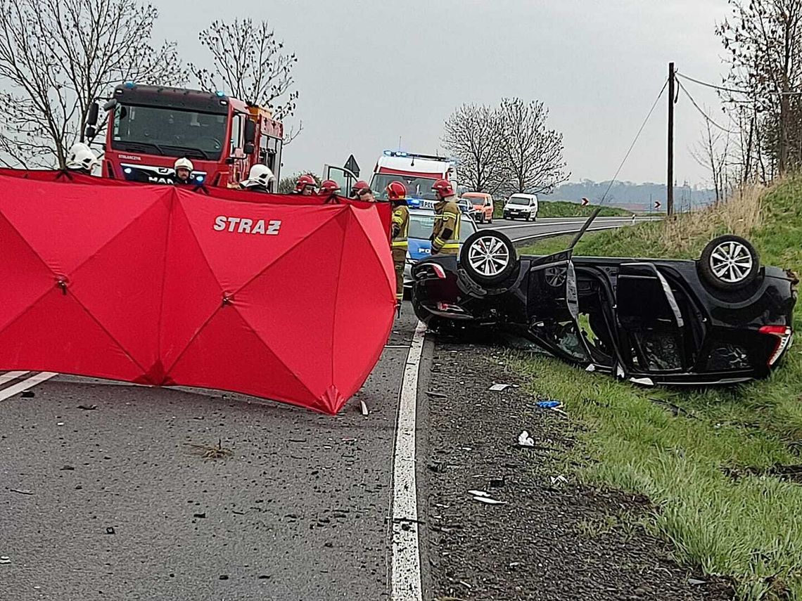 Śmiertelny wypadek na DK 40. Zderzenie auta z ciężarówką