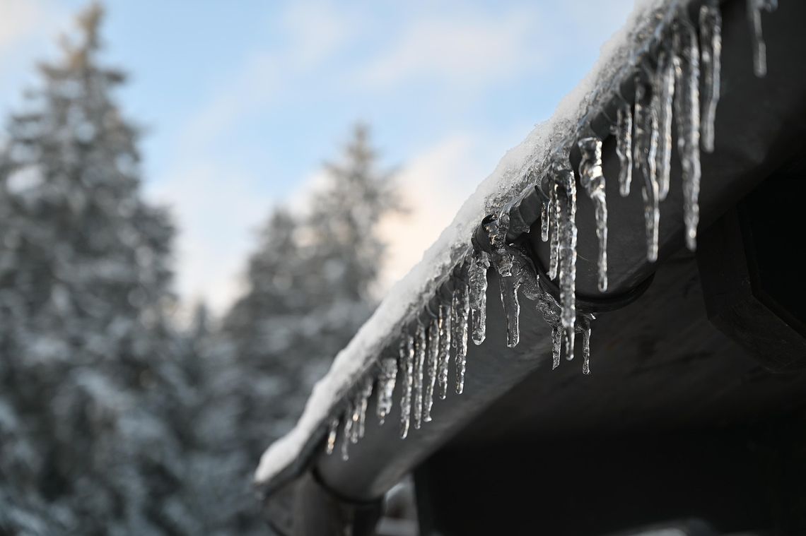 Sople nad głową i śnieg na dachu. Zimowe zaniedbania mogą słono kosztować