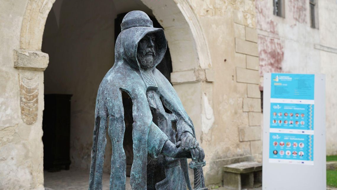 Średniowieczna siedziba piastowska w remoncie. Są plany na hotel.