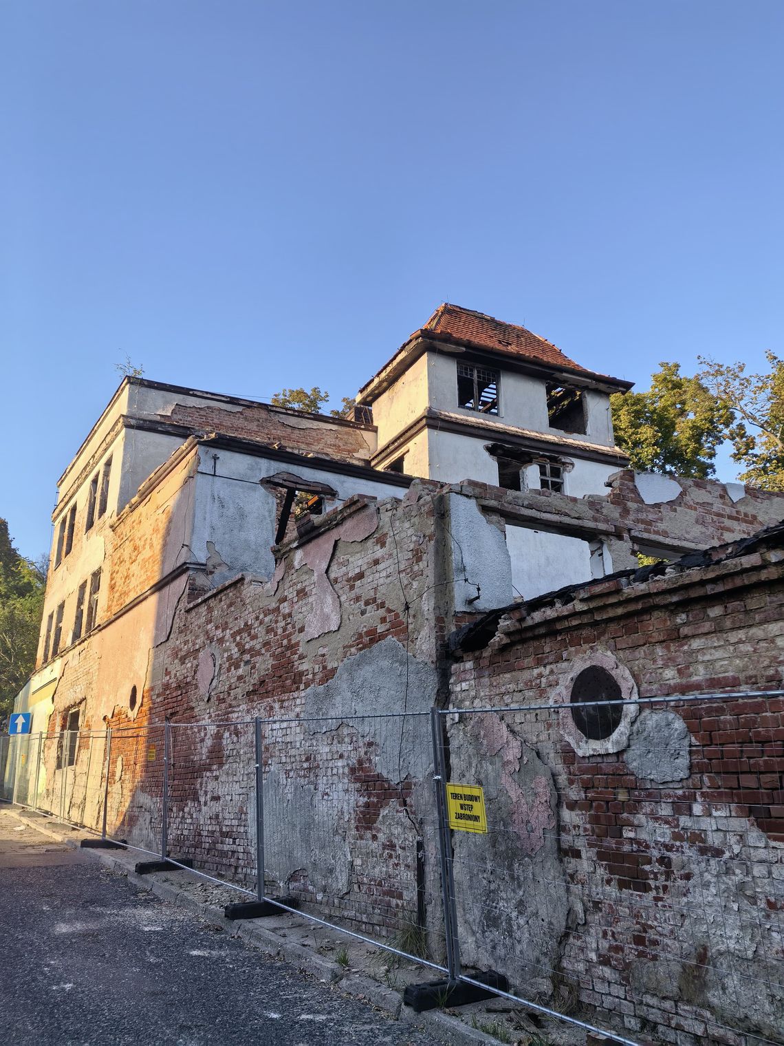 Stara fabryka przy Słowiańskiej zniknie. W tym miejscu mogą powstać mieszkania Stara fabryka przy Słowiańskiej zniknie. W tym miejscu mogą powstać mieszkania