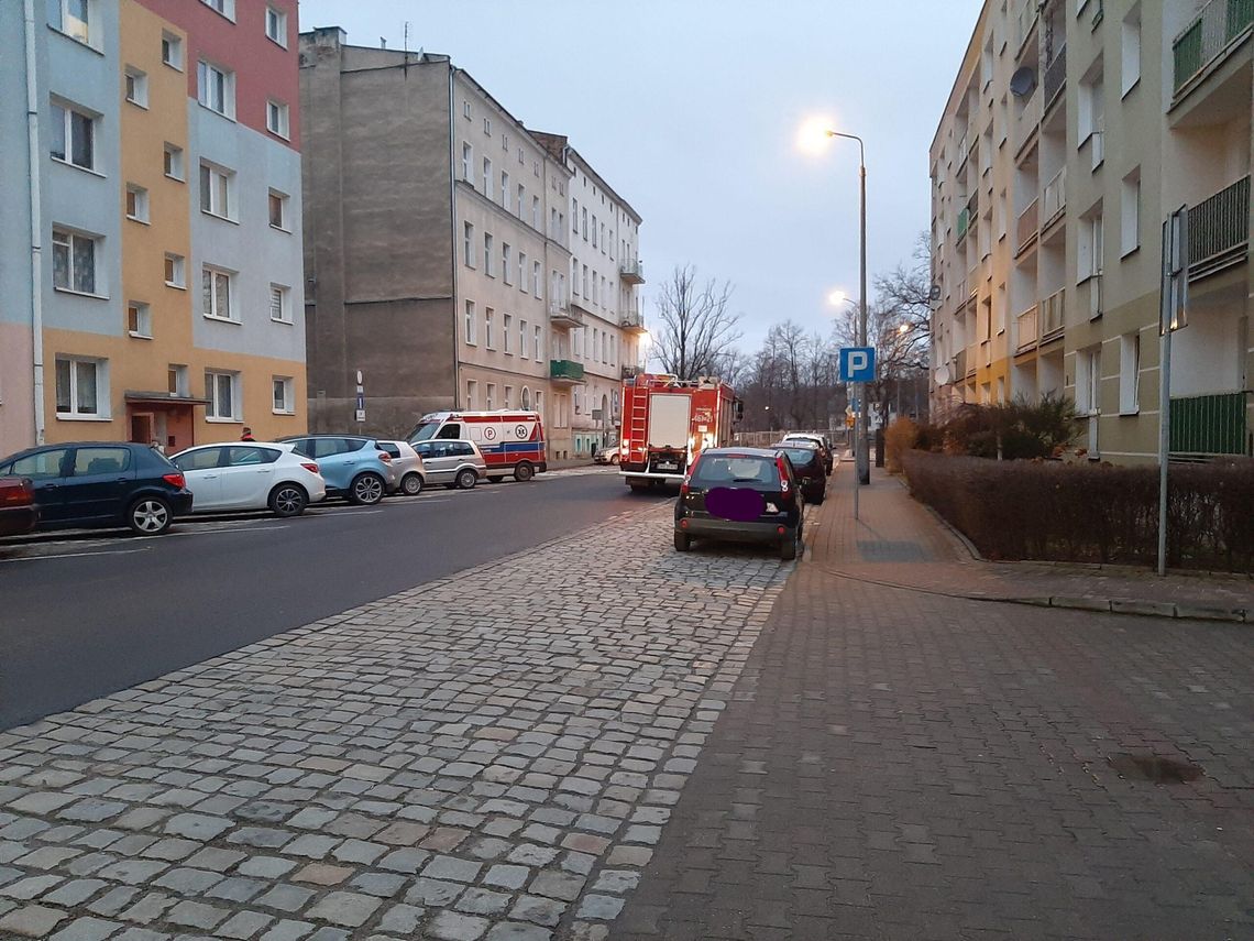 Strażacy i ratownicy ruszyli na pomoc mężczyźnie w stanie zagrożenia życia