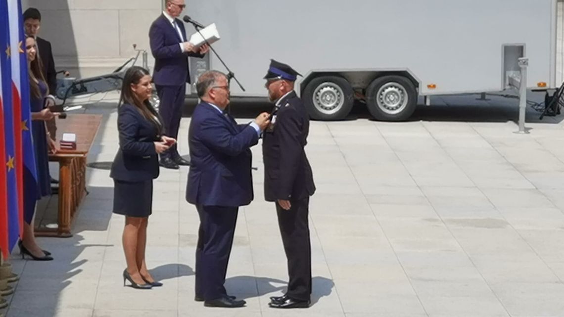 Strażak z Otmuchowa odznaczony przez Prezydenta