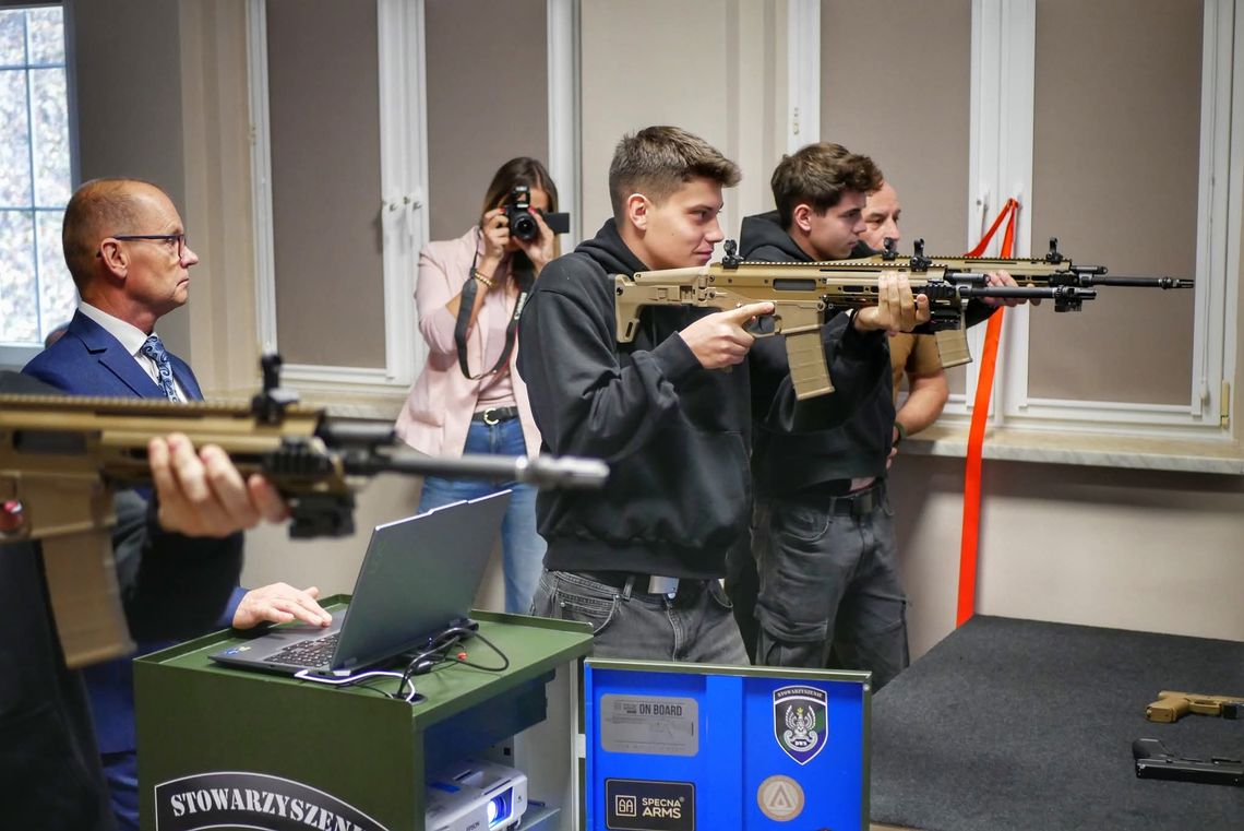 Strzał w dziesiątkę! Wirtualna strzelnica oficjalnie otwarta w nyskim Mechaniku