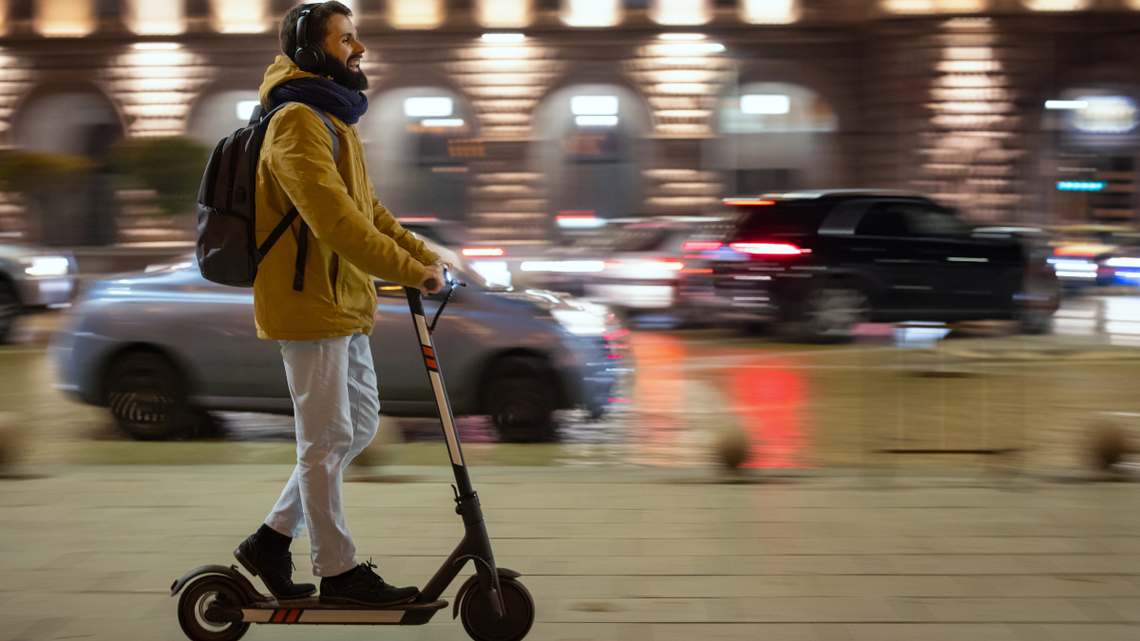 Szara strefa na dwóch kółkach. Tysiące niebezpiecznych hulajnóg trafia do Polski Szara strefa na dwóch kółkach. Tysiące niebezpiecznych hulajnóg trafia do Polski