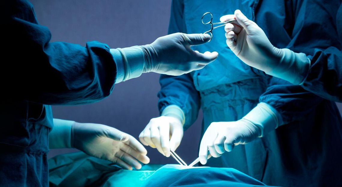 Szpitale przekładają operacje. W kasie NFZ brakuje miliardów złotych