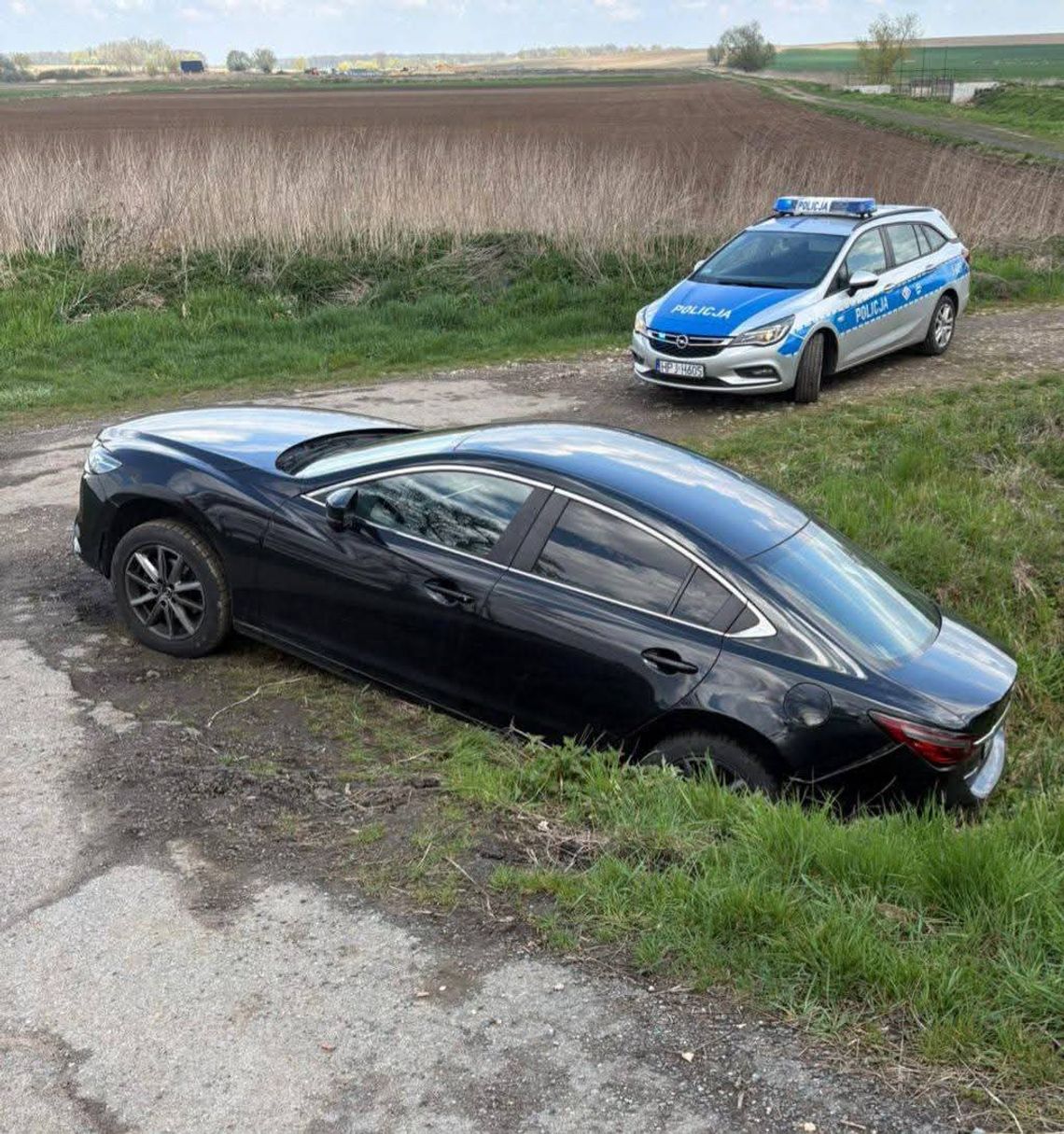 Telefon odebrany, auto odjechało… prosto do rowu