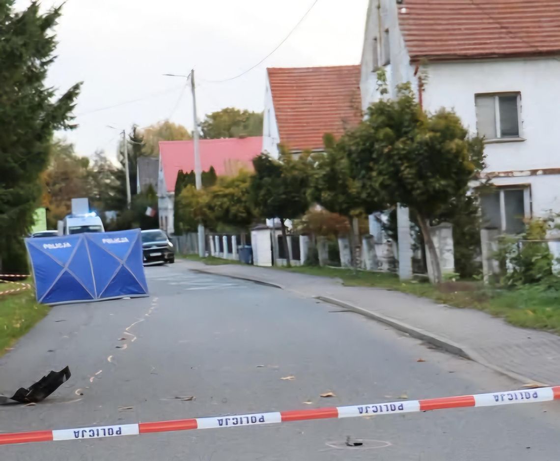 Tragedia na drodze. Nie żyje 50-latek. Kierowca miał odjechać bez udzielenia pomocy Tragedia na drodze. Nie żyje 50-latek. Kierowca miał odjechać bez udzielenia pomocy